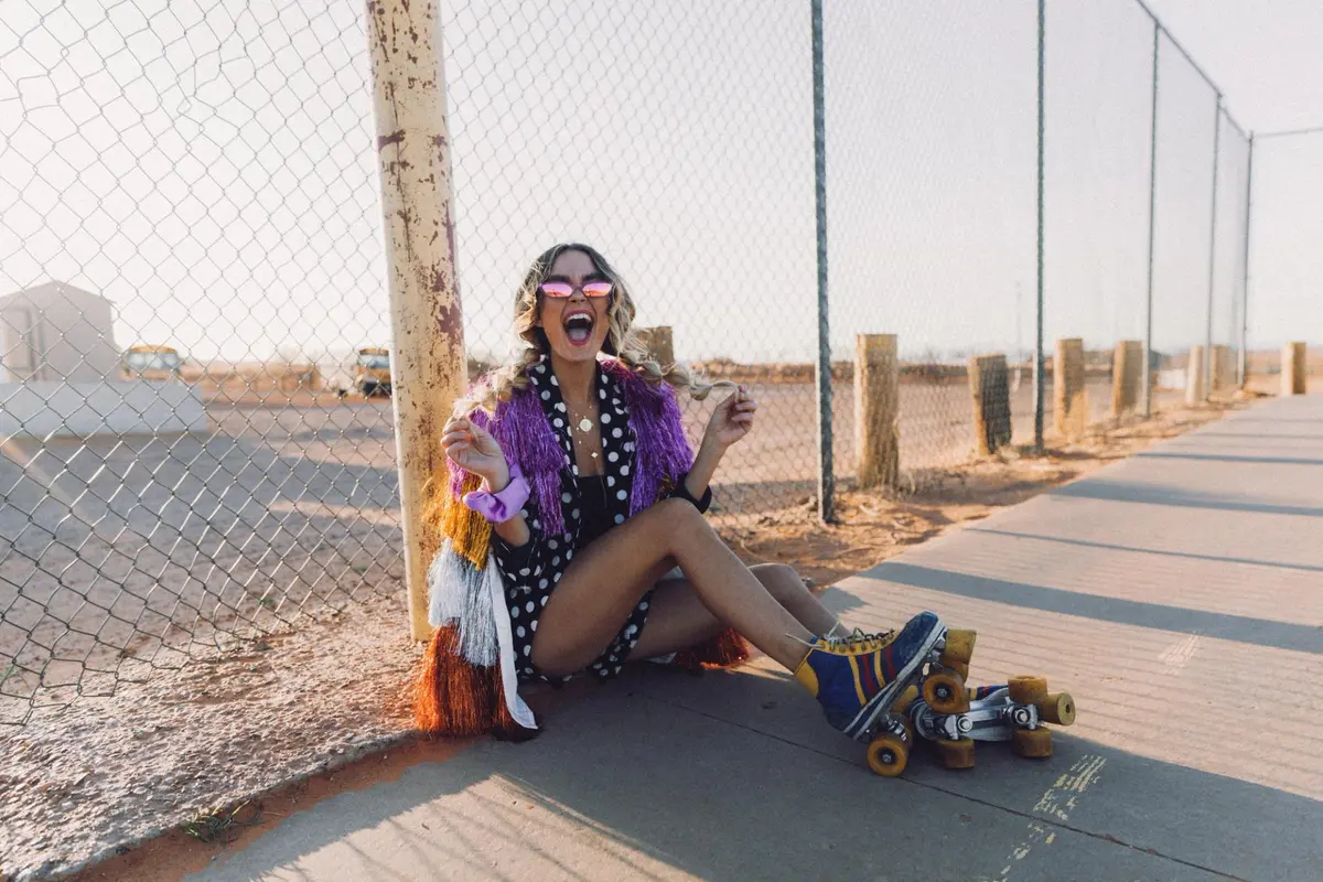 Rollerskater - Retro Portraits – Gói Preset Dành Cho Ảnh Chân Dung Phong Cách Cổ Điển Sẽ Đưa Bạn Đến Thập Niên Của Những Năm 70 (xmp/acr, dng) B31G39 1 Rollerskater - Retro Portraits – Gói Preset Dành Cho Ảnh Chân Dung Phong Cách Cổ Điển Sẽ Đưa Bạn Đến Thập Niên Của Những Năm 70 (xmp/acr) B31G39