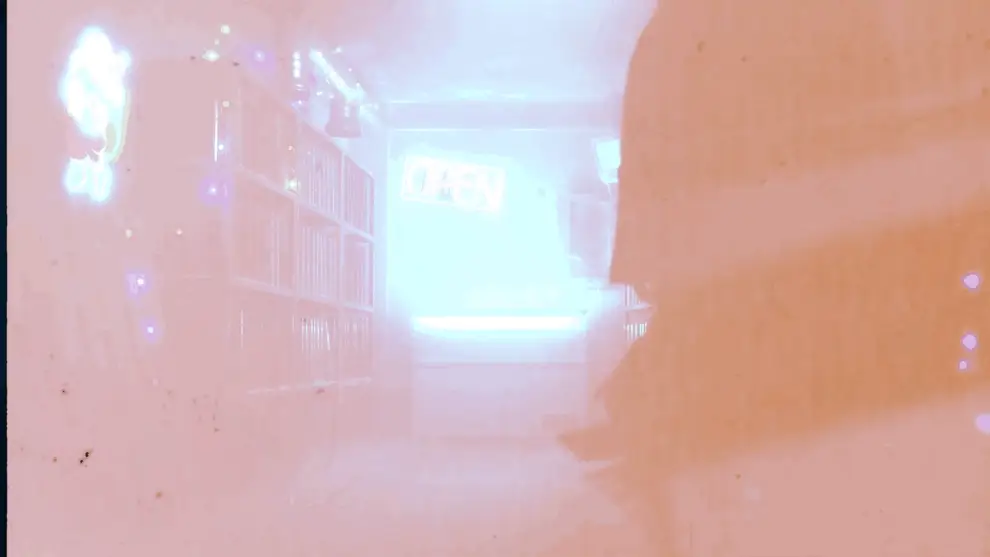 MoonBear - Archive Film 2 – Bộ sưu tập Film Textures 16mm 8mm and Super 8 Archival Films Ấn Tượng (mov, mp4) A94B85 6 moonbear archive film 2 bo suu tap film textures 16mm 8mm and super 8 archival films an tuong 4